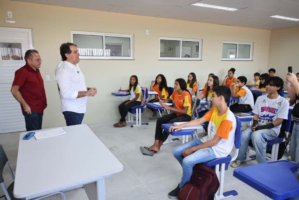 prefeito evandro fala para um grupo de alunos numa sala de aula